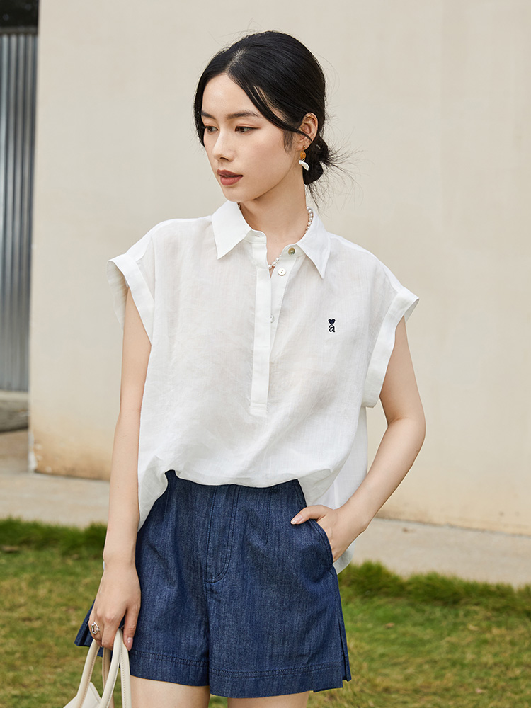 松弛感拉满！米白色爱心刺绣翻领半开襟小飞袖衬衫 夏季通勤百搭显瘦无袖上衣