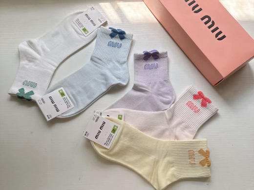 秋冬特惠💰130 缪缪袜子 新品女款中筒袜子【一盒五双】提花经典字母，透气柔软舒适 商品图8