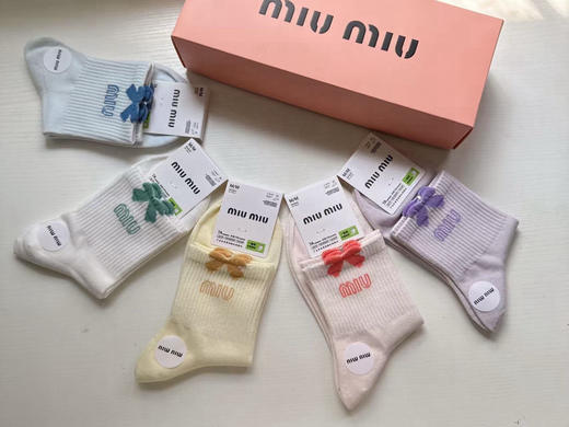 秋冬特惠💰130 缪缪袜子 新品女款中筒袜子【一盒五双】提花经典字母，透气柔软舒适 商品图5
