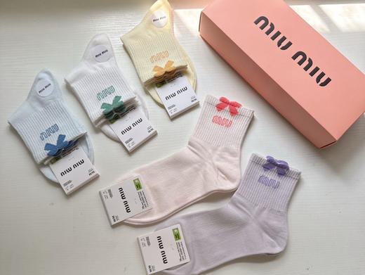 秋冬特惠💰130 缪缪袜子 新品女款中筒袜子【一盒五双】提花经典字母，透气柔软舒适 商品图3