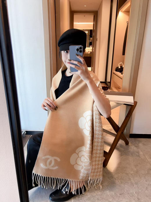 秋冬特惠💰150 香奈儿围巾 斜纹真丝经典山茶花图案设计风格 商品图0