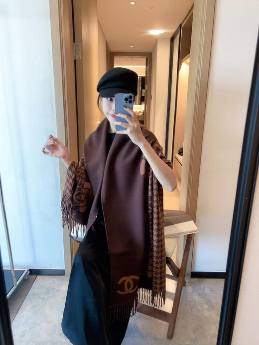 秋冬特惠💰150 香奈儿围巾 斜纹真丝经典山茶花图案设计风格 商品图1