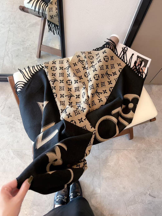 秋冬特惠💰150 LV围巾 当季双面热款女羔绒两用围巾 商品图6