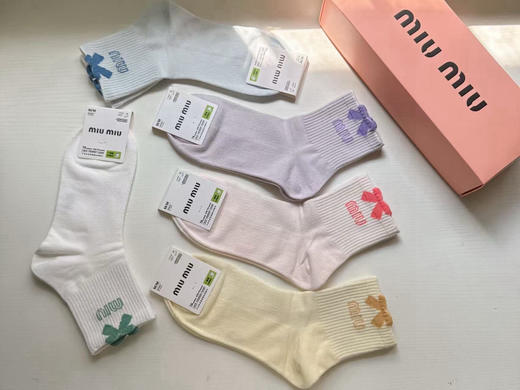 秋冬特惠💰130 缪缪袜子 新品女款中筒袜子【一盒五双】提花经典字母，透气柔软舒适 商品图4