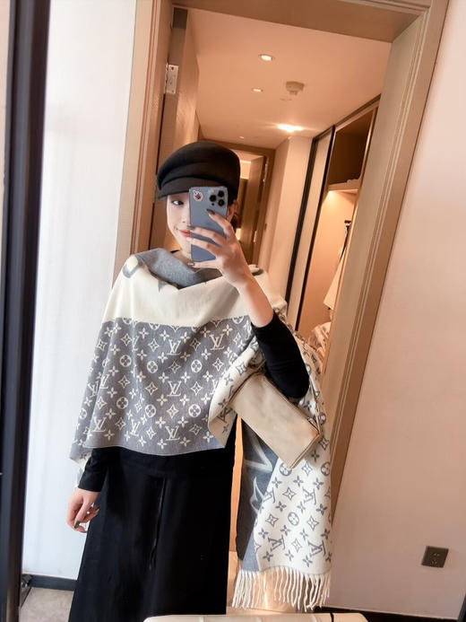 秋冬特惠💰150 LV围巾 当季双面热款女羔绒两用围巾 商品图3