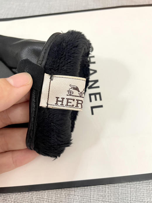 秋冬特惠💰200 爱马仕新款女士手套 羊皮  皮质超薄柔软舒适 特显手型 质感超群 码数 ：均码 商品图1