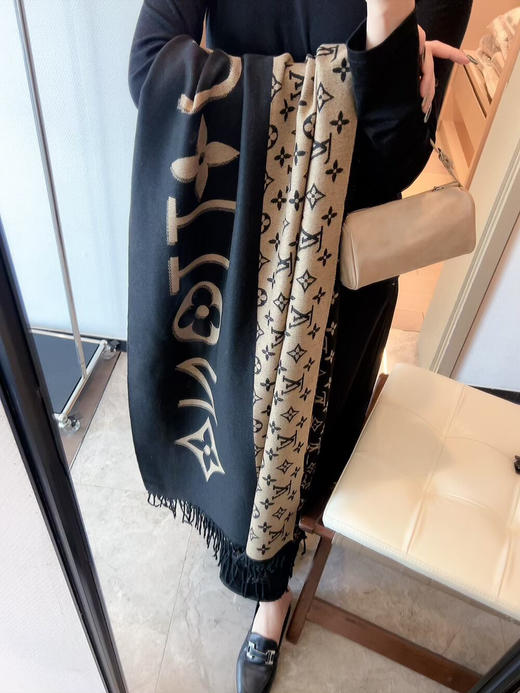 秋冬特惠💰150 LV围巾 当季双面热款女羔绒两用围巾 商品图7