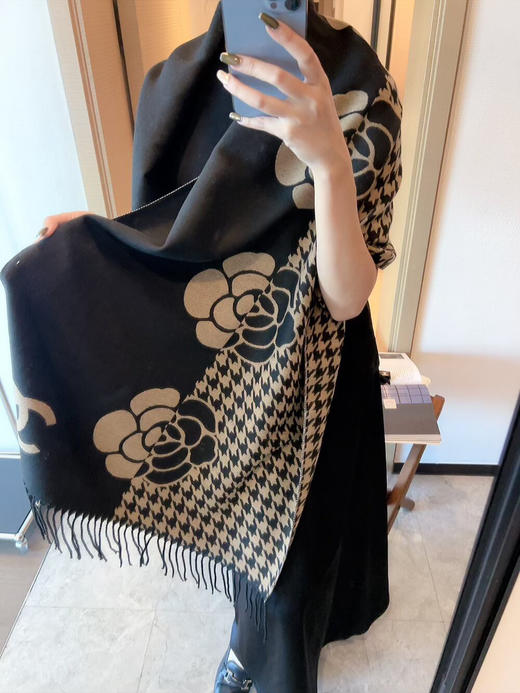 秋冬特惠💰150 香奈儿围巾 斜纹真丝经典山茶花图案设计风格 商品图1