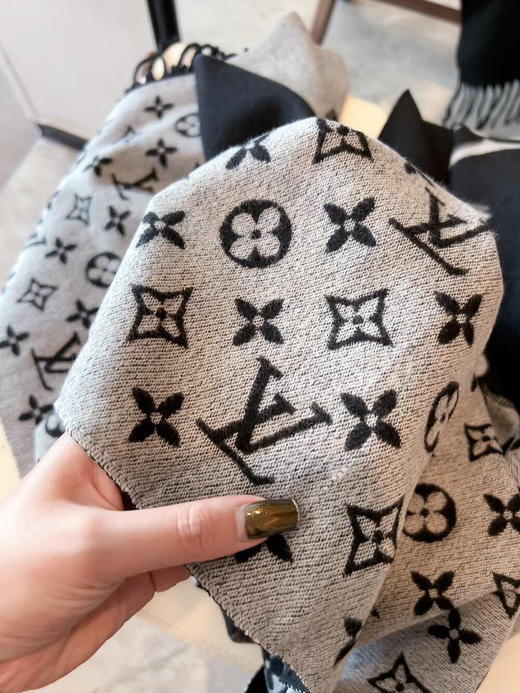 秋冬特惠💰150 LV围巾 当季双面热款女羔绒两用围巾 商品图2