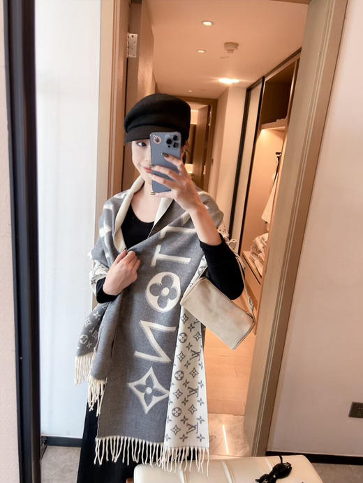 秋冬特惠💰150 LV围巾 当季双面热款女羔绒两用围巾 商品图1