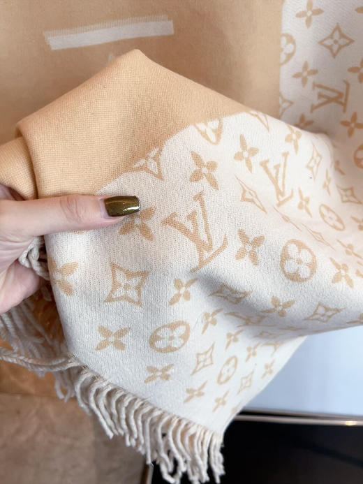 秋冬特惠💰150 LV围巾 当季双面热款女羔绒两用围巾 商品图5