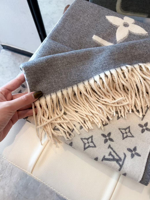 秋冬特惠💰150 LV围巾 当季双面热款女羔绒两用围巾 商品图7