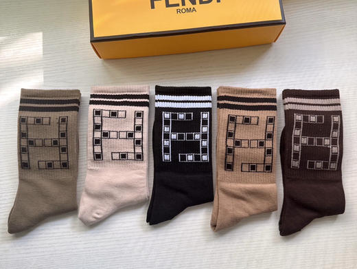 秋冬特惠💰130 芬迪袜子 FF新品长筒袜子【一盒五双】超级经典的双F标志，纯棉材质制造 商品图1