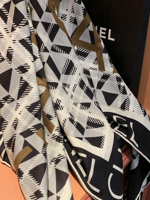 秋冬特惠💰450 香奈儿围巾 秋冬高级成衣系列～
【双面同色丝绒披肩】 商品图5