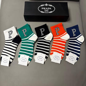 秋冬特惠💰130 普拉达袜子 新品中筒袜子【一盒五双】纯棉材质织造，提花经典标志