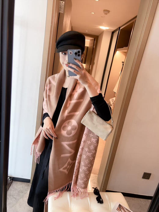 秋冬特惠💰150 LV围巾 当季双面热款女羔绒两用围巾 商品图2