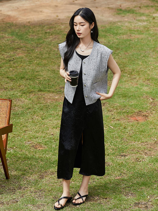 轻奢高级感醋酸缎面无袖连衣裙女 黑色收腰褶皱显瘦 A 字大摆长款气质长裙 商品图1