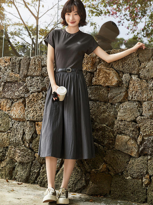 简约百搭黑色假两件连衣裙 收腰显瘦设计感圆领刺绣标休闲中长裙 商品图1