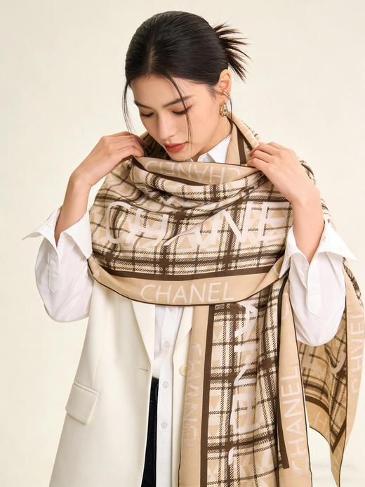 秋冬特惠💰450 香奈儿围巾 秋冬高级成衣系列～
【双面同色丝绒披肩】 商品图0