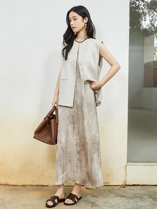 燕麦色扎染吊带连衣裙 垂坠感缎面 A 字长裙 慵懒风显瘦内搭外穿裙 商品图1