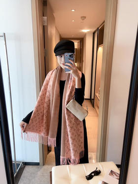 秋冬特惠💰150 LV围巾 当季双面热款女羔绒两用围巾