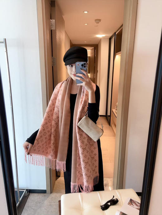 秋冬特惠💰150 LV围巾 当季双面热款女羔绒两用围巾 商品图0