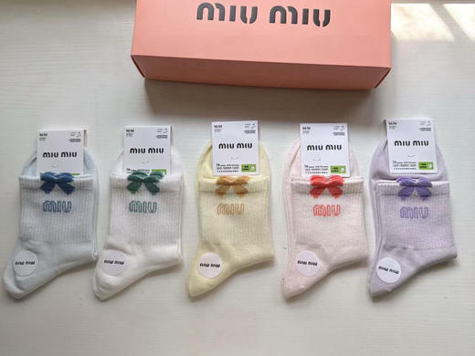 秋冬特惠💰130 缪缪袜子 新品女款中筒袜子【一盒五双】提花经典字母，透气柔软舒适 商品图1