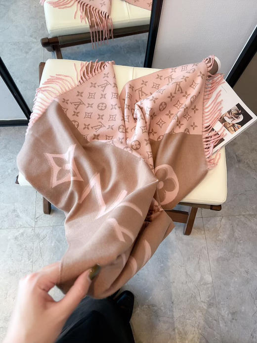 秋冬特惠💰150 LV围巾 当季双面热款女羔绒两用围巾 商品图4