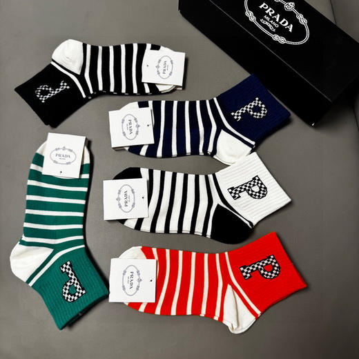 秋冬特惠💰130 普拉达袜子 新品中筒袜子【一盒五双】纯棉材质织造，提花经典标志 商品图4