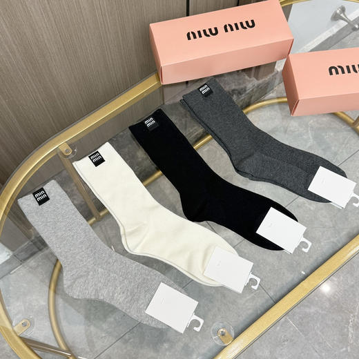 秋冬特惠💰150 缪缪袜子【一盒四双】缪缪高版本 ～好看到爆款袜子 双针烫印中筒袜 商品图7