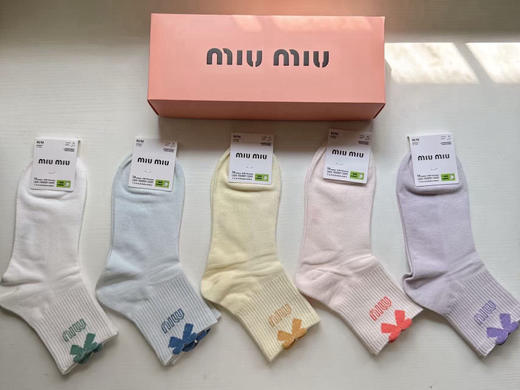 秋冬特惠💰130 缪缪袜子 新品女款中筒袜子【一盒五双】提花经典字母，透气柔软舒适 商品图7