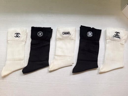 秋冬特惠💰130 香奈儿袜子 CH新品网红女款袜子 【一盒五双】冰丝材质，轻薄冰凉透气舒适 商品图1