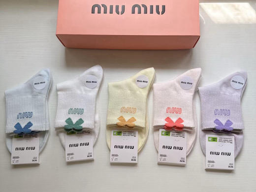 秋冬特惠💰130 缪缪袜子 新品女款中筒袜子【一盒五双】提花经典字母，透气柔软舒适 商品图6