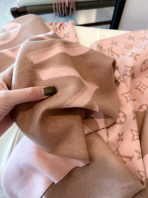 秋冬特惠💰150 LV围巾 当季双面热款女羔绒两用围巾 商品图3