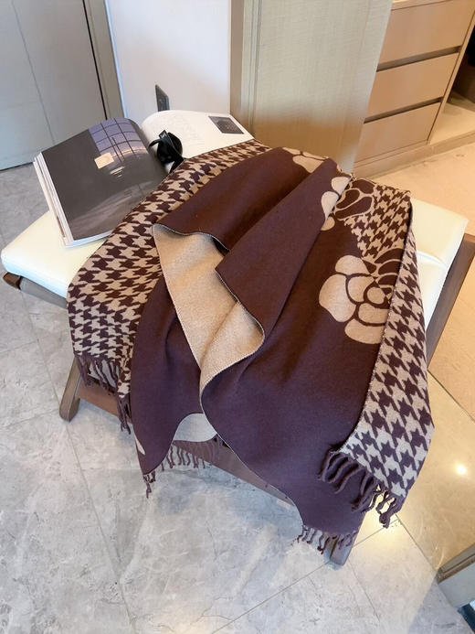 秋冬特惠💰150 香奈儿围巾 斜纹真丝经典山茶花图案设计风格 商品图4