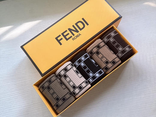 秋冬特惠💰130 芬迪袜子 FF新品长筒袜子【一盒五双】超级经典的双F标志，纯棉材质制造 商品图8