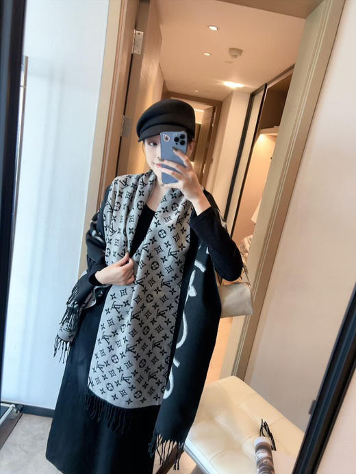 秋冬特惠💰150 LV围巾 当季双面热款女羔绒两用围巾 商品图0