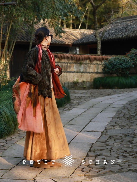 Petit Schan小闪 CLO#1021 Poetic Bloom 诗情花意 进口平绒印花3M黑科技高效暖绒佩斯利印花新中式棉服 商品图1