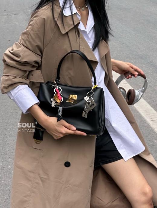 一店k （老渠道！新年🧨战包!！）爱惨了这种松松垮垮的感觉！实在拒绝不了一点的高级感手袋！这颜值直接出圈！颜值又高又实用，这不费吹灰之力的松弛感，一秒出片！巴黎公文包 真的就是掌管松弛感的神 商品图13