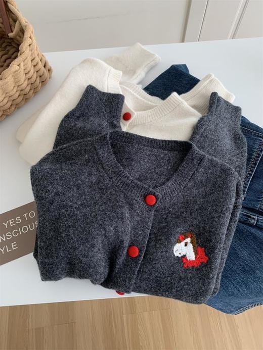 新年红小马刺绣圆领毛衣开衫 秋冬韩版红扣毛衣外套 商品图6