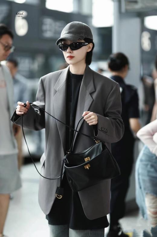 一店k （老渠道！新年🧨战包!！）爱惨了这种松松垮垮的感觉！实在拒绝不了一点的高级感手袋！这颜值直接出圈！颜值又高又实用，这不费吹灰之力的松弛感，一秒出片！巴黎公文包 真的就是掌管松弛感的神 商品图11