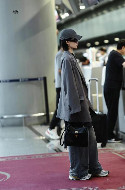 一店k （老渠道！新年🧨战包!！）爱惨了这种松松垮垮的感觉！实在拒绝不了一点的高级感手袋！这颜值直接出圈！颜值又高又实用，这不费吹灰之力的松弛感，一秒出片！巴黎公文包 真的就是掌管松弛感的神 商品图12