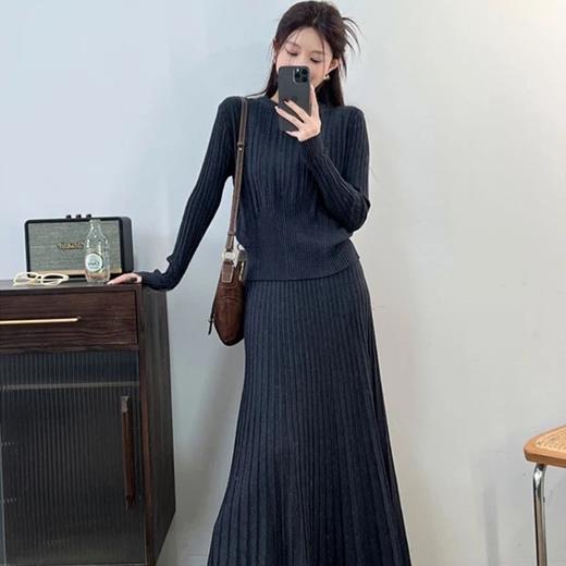 2026新款来袭！！ 气质凛冬 一套搞定【梦惠妮 法式针织长裙套装】收腰设计 新颖版型 显瘦百搭 告别穿搭烦恼 百褶长裙 针织衫 时尚套装 显身材#M663 商品图3