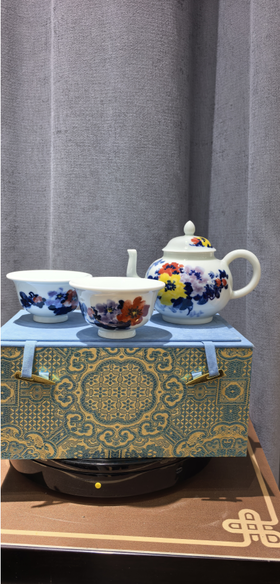 釉下五彩牡丹茶套