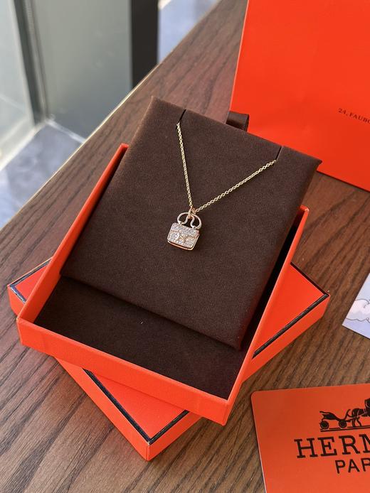 独家对版CNC数控精雕 精工高定 Hermes爱马仕康康包项链 各大明星同款的爱马仕包包项链 一眼爱上毫无抵抗力 完美珠宝工艺 奢华满钻真的爆闪！！！ 富家千金即视感！玫瑰金配色、女人味十足！超显白！ 商品图0