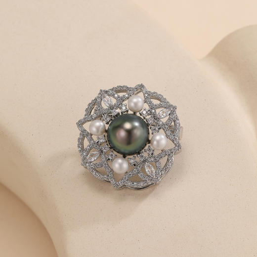 “莲花拥墨”大溪地珍珠胸针 商品图1