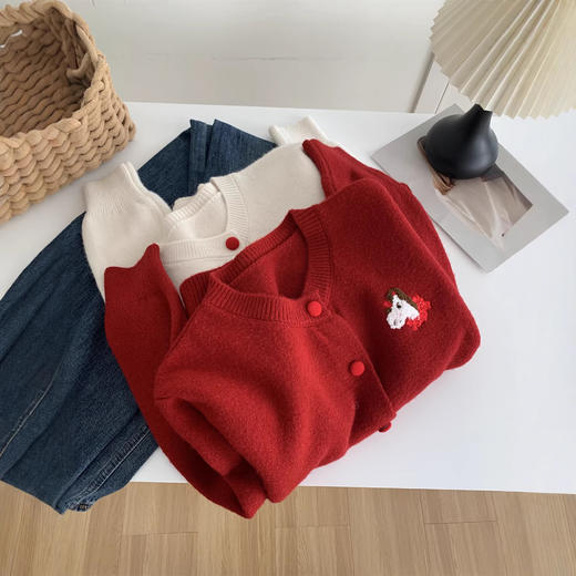 新年红小马刺绣圆领毛衣开衫 秋冬韩版红扣毛衣外套 商品图0