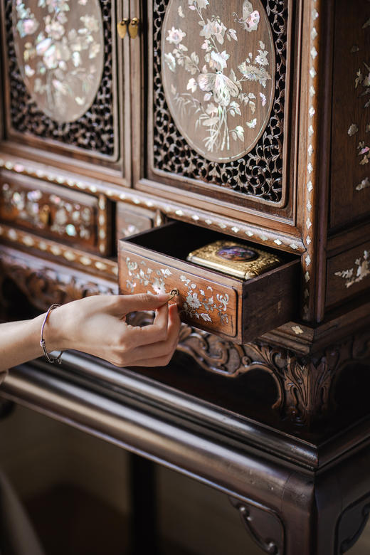 【已售】独角鹿西洋古董20世纪初中国出品卷叶龙纹酸枝木精雕装饰东方花蝶主题螺钿镶嵌边柜 商品图3