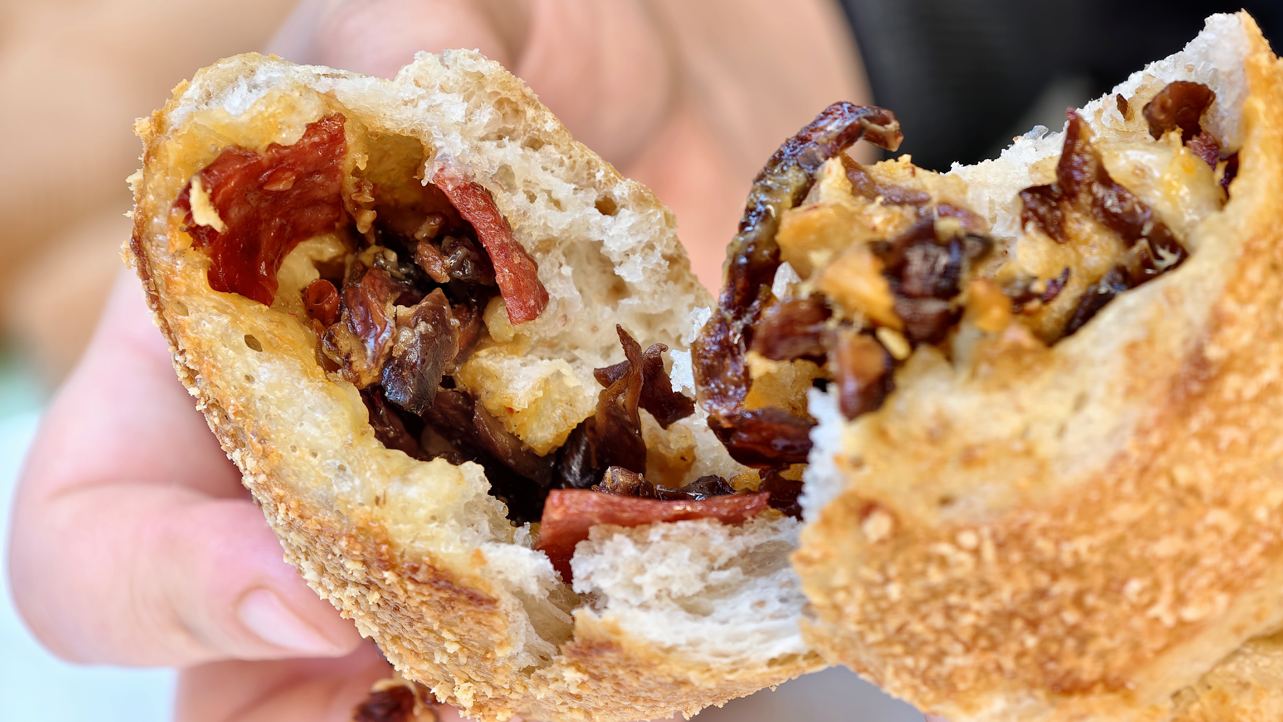 鸡枞菌猪肉脯料理面包