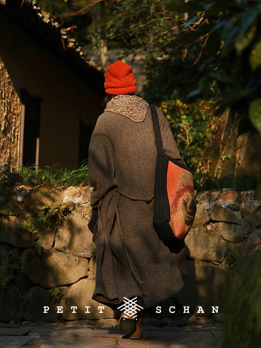 Petit Schan小闪 CLO#1019 Keep it low-key 无需声张 进口美利奴羊毛混纺贝壳绣浴袍式腰带针织长大衣 商品图2